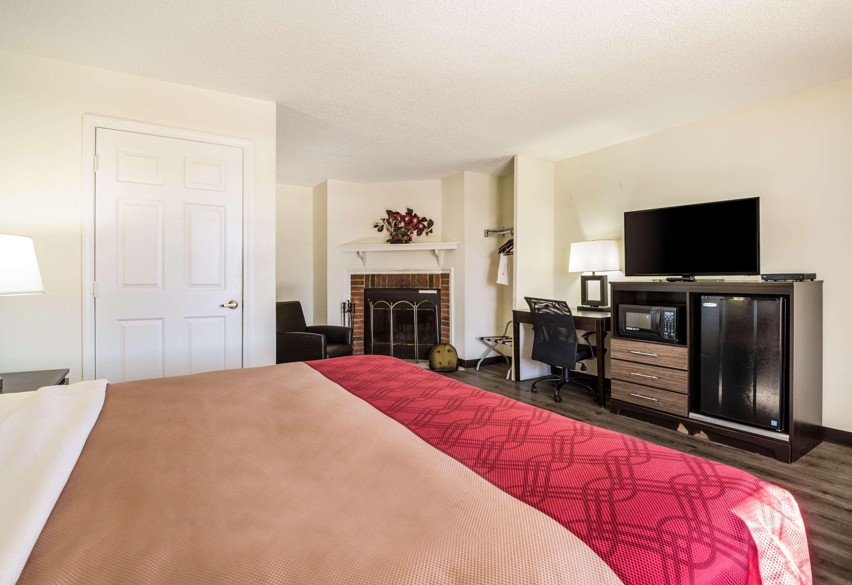 Econo Lodge Glade Springs I-81 Eksteriør billede
