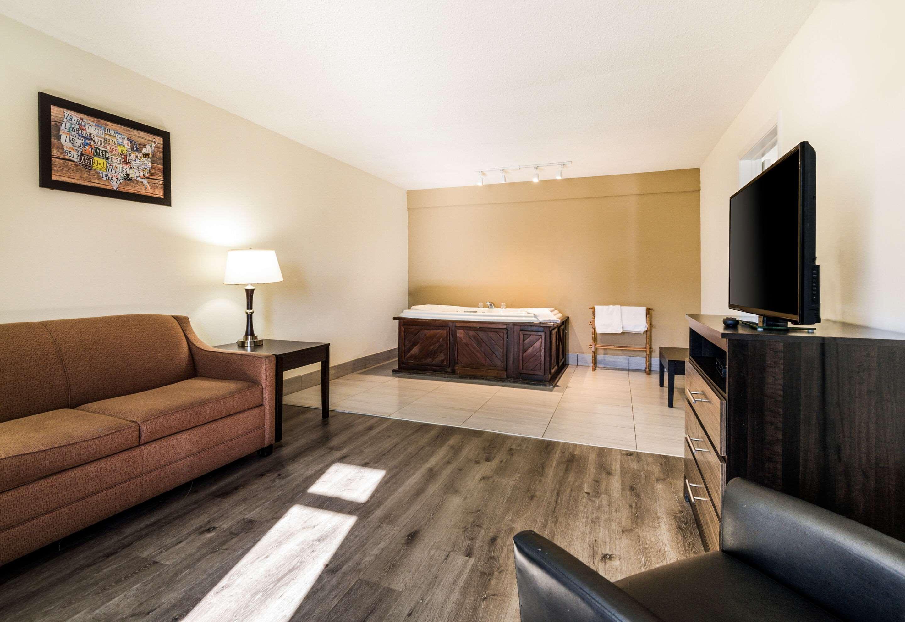 Econo Lodge Glade Springs I-81 Eksteriør billede