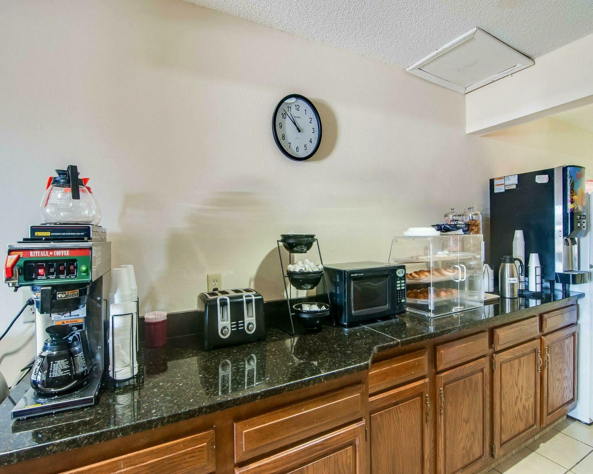 Econo Lodge Glade Springs I-81 Eksteriør billede